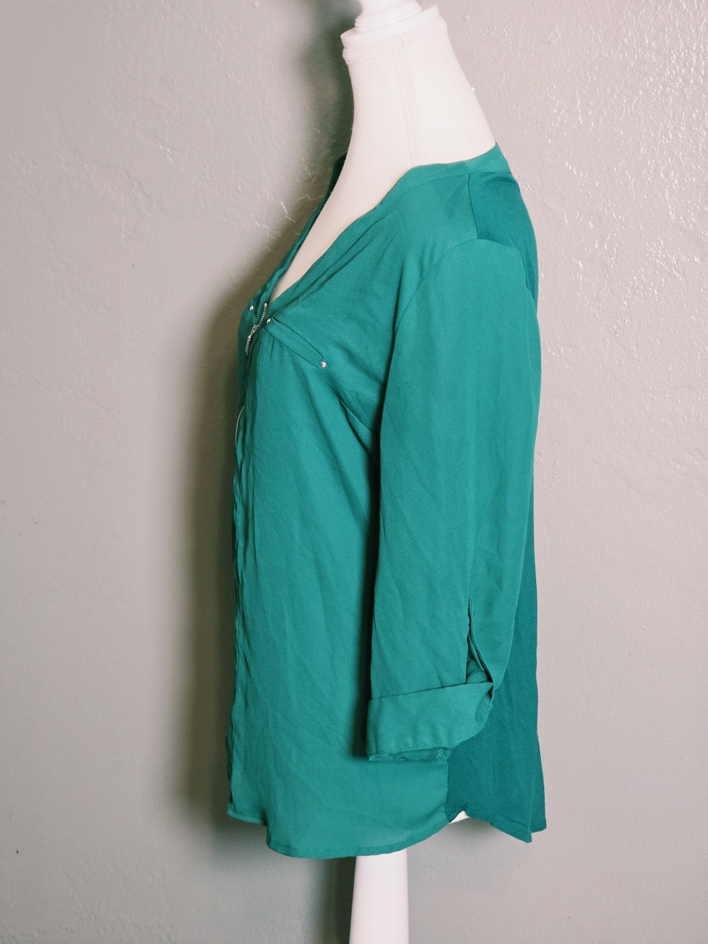 Fortune + Ivy Women’s M Chic Emerald Green  Zip V-Neck  Blouse Roll Tab Sleeve - Picture 3 of 9